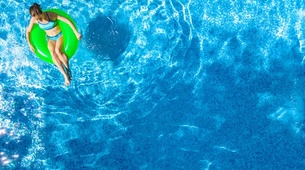Actief Jong Meisje Zwembad Bovenaanzicht Vanuit Lucht Kind Ontspant Zwemt — Stockfoto