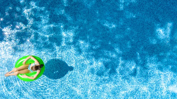 Menina Jovem Ativa Piscina Vista Superior Aérea Cima Criança Relaxa — Fotografia de Stock