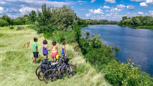 Rodina Kolech Cyklistika Venku Aktivní Rodiče Děti Kolech Letecký Pohled — Stock fotografie