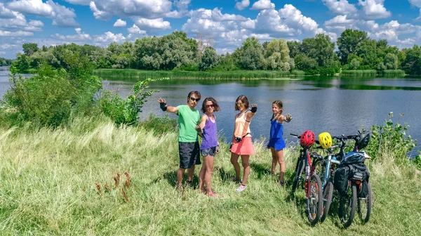 Bisikletli Aile Açık Havada Bisiklet Aktif Ebeveynler Bisiklet Çocuklar Yukarıdan — Stok fotoğraf