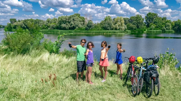 Rodina Kolech Cyklistika Venku Aktivní Rodiče Děti Kolech Letecký Pohled — Stock fotografie