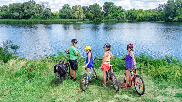 Familia Bicicleta Aire Libre Padres Activos Niños Bicicleta Vista Aérea Fotos De Stock Sin Royalties Gratis