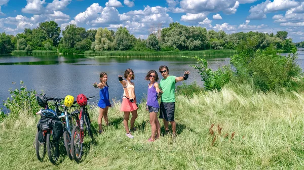 骑自行车在户外的家庭 活跃的父母和孩子骑自行车 空中顶视图的幸福家庭与孩子们放松附近的美丽的河流从上面 周末和假期运动和健身概念 — 图库照片