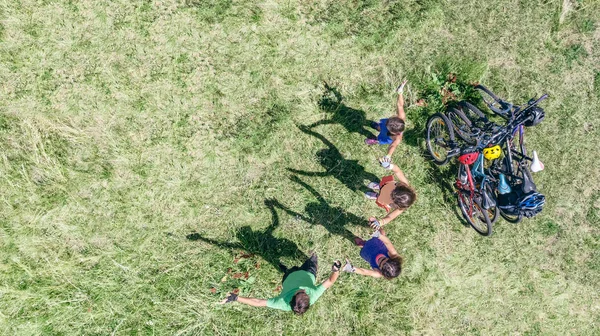 Rodzina Rowerach Rowerowych Zewnątrz Aktywnych Rodziców Dzieci Rowerach Widok Lotu — Zdjęcie stockowe