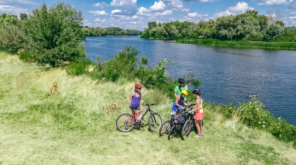 Family Bikes Cycling Outdoors Active Parents Kids Bicycles Aerial Top — Stock Photo, Image