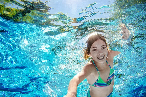 Criança Nada Debaixo Água Piscina Feliz Ativa Adolescente Menina Mergulha — Fotografia de Stock