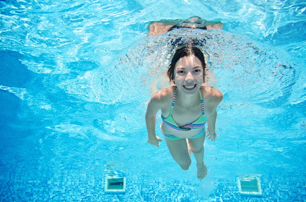 Дитина Плаває Під Водою Басейні Щаслива Дівчина Підліток Пірнає Розважається — стокове фото