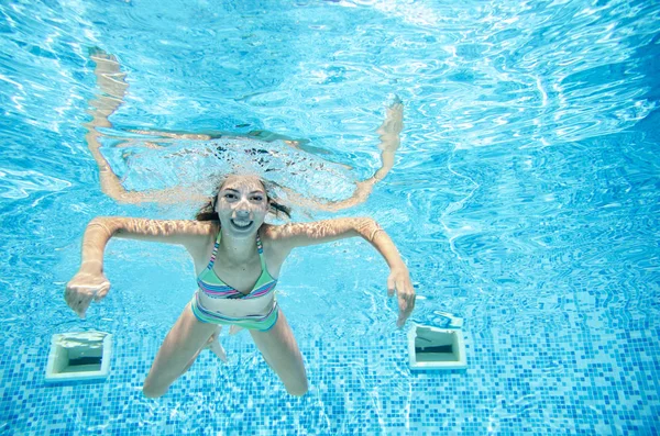 Kind Zwemt Onder Water Zwembad Gelukkig Actieve Tiener Meisje Duikt — Stockfoto