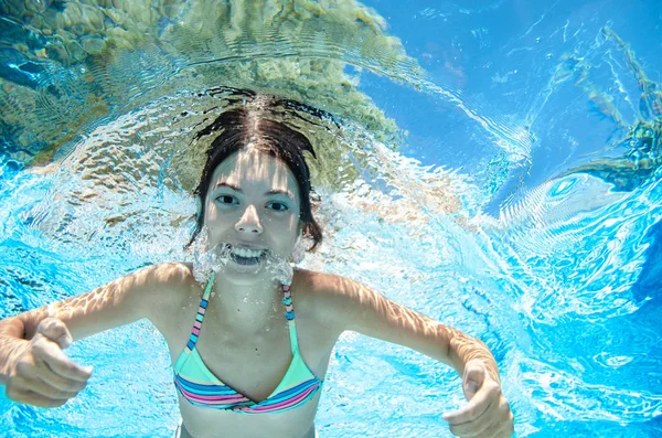 Kind Schwimmt Unter Wasser Schwimmbad Fröhliches Teenager Mädchen Taucht Und — Stockfoto