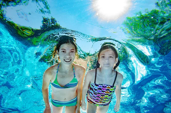 Crianças Nadam Debaixo Água Piscina Meninas Ativas Felizes Divertir Debaixo — Fotografia de Stock