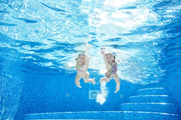 Bambini Nuotano Sott Acqua Piscina Ragazze Attive Felici Divertono Sott — Foto Stock