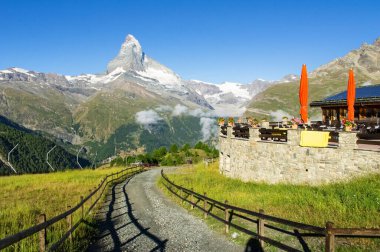 İsviçre Alpleri 'ndeki yürüyüş yolu manzarası, Zermatt Dağları yazın Matterhorn Tepesi yakınlarında, İsviçre