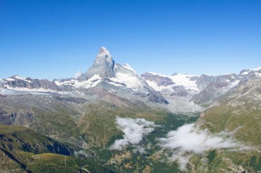 Matterhorn dağ manzaralı güzel İsviçre Alpleri manzarası, yaz dağları, Zermatt, İsviçre