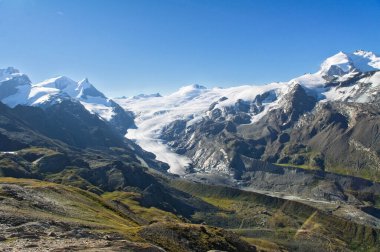 Yazın dağ manzaralı güzel İsviçre Alpleri manzarası, Zermatt, İsviçre