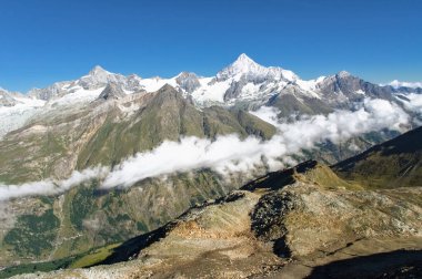 Matterhorn dağ manzaralı güzel İsviçre Alpleri manzarası, yaz dağları, Zermatt, İsviçre