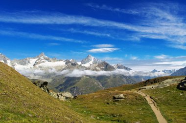 Yazın dağ manzaralı güzel İsviçre Alpleri manzarası, Zermatt, İsviçre
