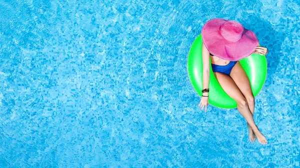 Yüzme Havuzunda Şapkalı Güzel Bir Kadın Yukarıdan Havuz Manzaralı Bikinili — Stok fotoğraf