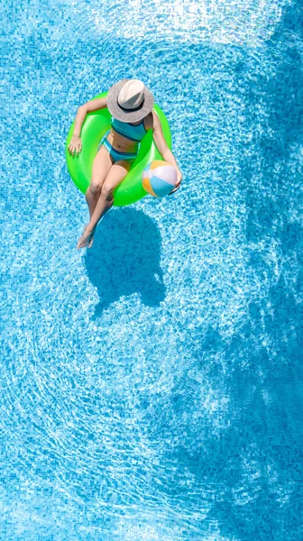 Chica Joven Activa Piscina Vista Aérea Desde Arriba Niño Relaja — Foto de Stock