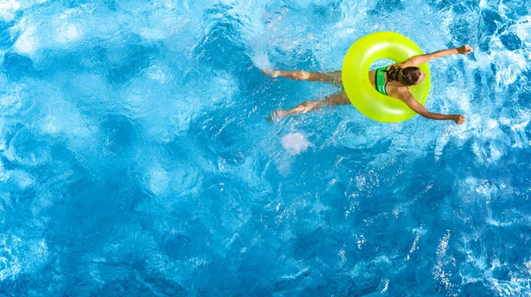 Aktivní Mladá Dívka Bazénu Letecký Výhled Shora Dítě Relaxuje Plave — Stock fotografie