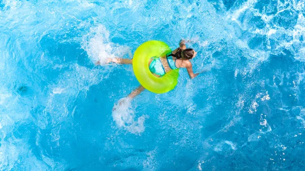 Yüzme Havuzundaki Aktif Genç Kız Yukarıdan Havuz Manzaralı Çocuk Gevşiyor — Stok fotoğraf