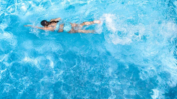 Menina Ativa Piscina Vista Drone Aéreo Cima Jovem Nada Água — Fotografia de Stock