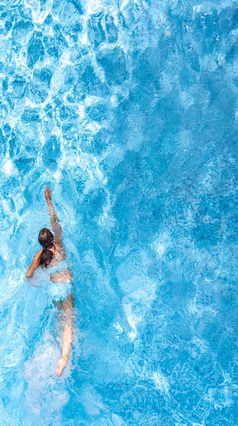 Chica Activa Piscina Vista Aérea Del Dron Desde Arriba Mujer — Foto de Stock