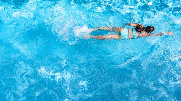 Aktives Mädchen Schwimmbad Drohnenblick Von Oben Junge Frau Schwimmt Blauen — Stockfoto