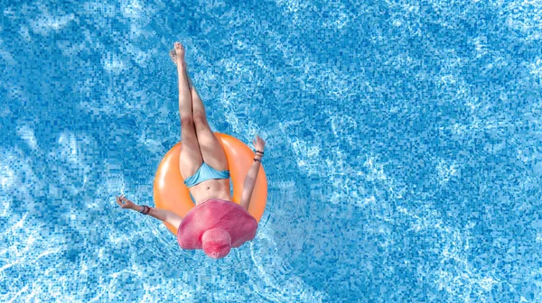 Mulher Bonita Chapéu Piscina Vista Superior Aérea Cima Jovem Biquíni — Fotografia de Stock