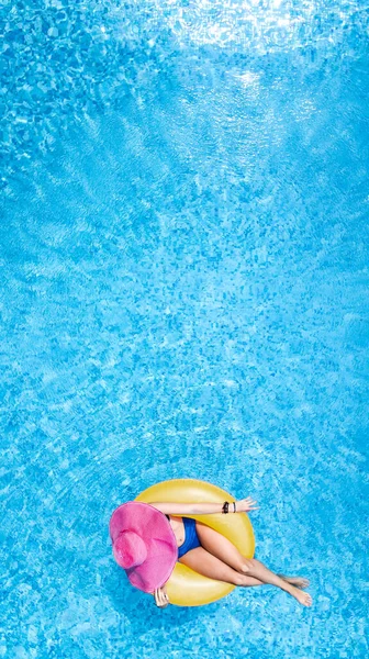 위에서 내려다보는 수영장 꼭대기에서 아름다운 모자를 아름다운 비키니를 발성의 도너츠를 — 스톡 사진