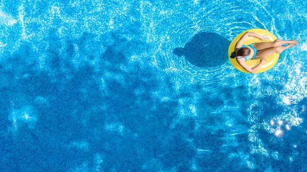 Menina Jovem Ativa Piscina Vista Superior Aérea Cima Criança Relaxa — Fotografia de Stock