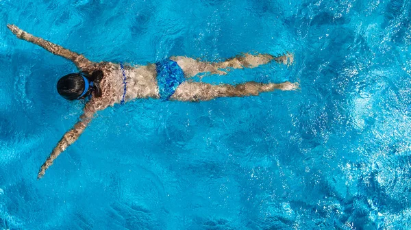 Aktives Mädchen Schwimmbad Drohnenblick Von Oben Junge Frau Schwimmt Blauen — Stockfoto