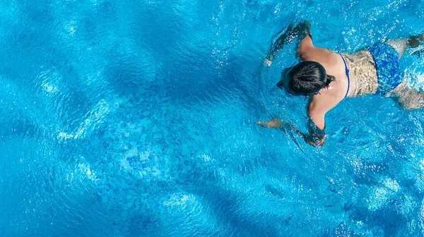 Aktives Mädchen Schwimmbad Drohnenblick Von Oben Junge Frau Schwimmt Blauen — Stockfoto