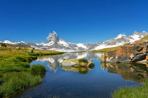 Όμορφη Ελβετικές Άλπεις Τοπίο Stellisee Λίμνη Και Matterhorn Ορεινή Αντανάκλαση — Φωτογραφία Αρχείου