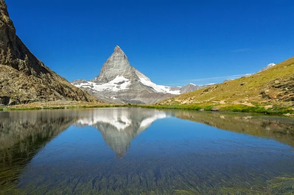 Όμορφη Ελβετικές Άλπεις Τοπίο Stellisee Λίμνη Και Matterhorn Ορεινή Αντανάκλαση — Φωτογραφία Αρχείου