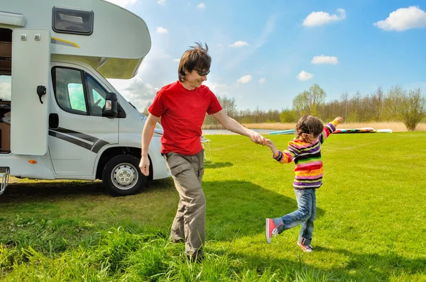 Familienurlaub Wohnmobil Reise Mit Kindern Glücklicher Vater Mit Kind Hat — Stockfoto