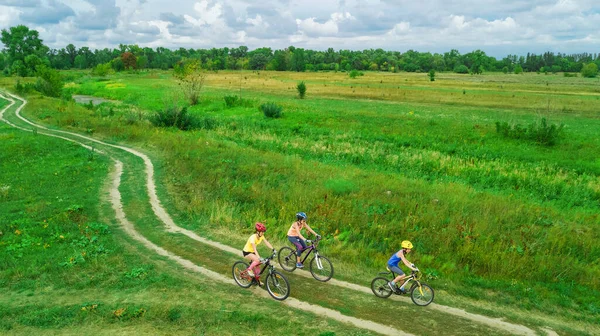 Familienradfahren Freien Luftaufnahme Von Oben Glückliche Aktive Mutter Mit Kindern — Stockfoto