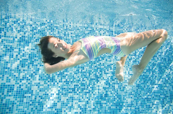 Kind Zwemt Onder Water Zwembad Gelukkig Actieve Tiener Meisje Duikt — Stockfoto