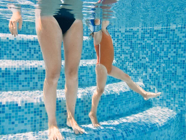 Mother Kid Swimming Pool Underwater Legs Woman Child Pool Water — Stock Photo, Image
