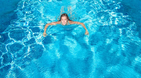 Aktives Mädchen Schwimmbad Drohnenblick Von Oben Junge Frau Schwimmt Blauen — Stockfoto