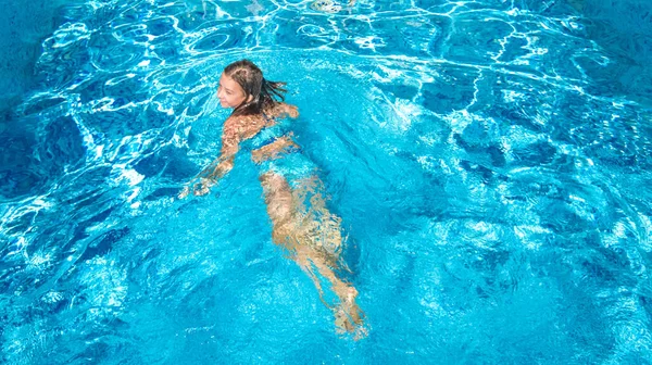 Aktivní Dívka Bazénu Letecké Drone Pohled Shora Mladá Žena Plave — Stock fotografie