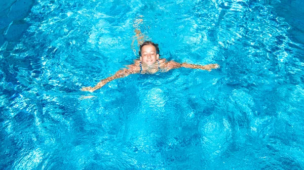 Actief Meisje Zwembad Antenne Drone Uitzicht Van Boven Jonge Vrouw — Stockfoto