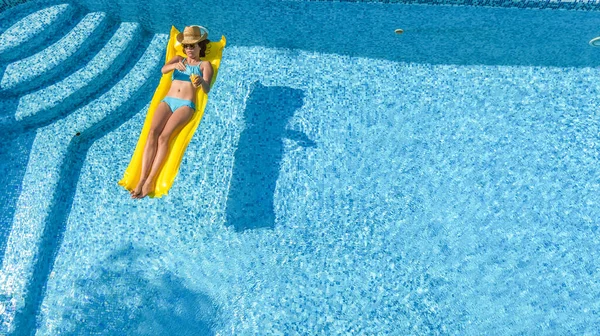 Menina Bonita Relaxando Piscina Mulher Nada Colchão Inflável Diverte Água — Fotografia de Stock