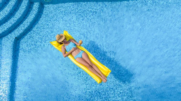 Beautiful Young Girl Relaxing Swimming Pool Woman Swims Inflatable Mattress — Stock Photo, Image