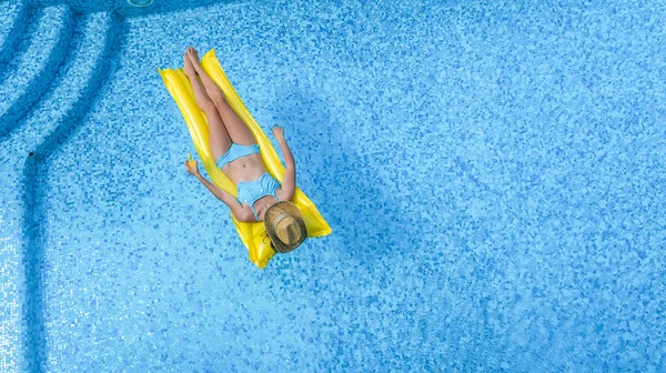 Menina Bonita Relaxando Piscina Mulher Nada Colchão Inflável Diverte Água — Fotografia de Stock