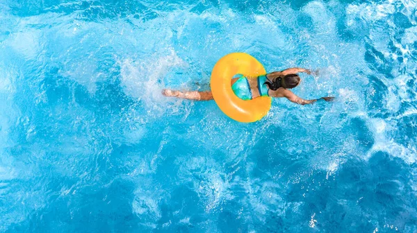 Jeune Fille Active Dans Piscine Vue Aérienne Dessus Enfant Détend Images De Stock Libres De Droits