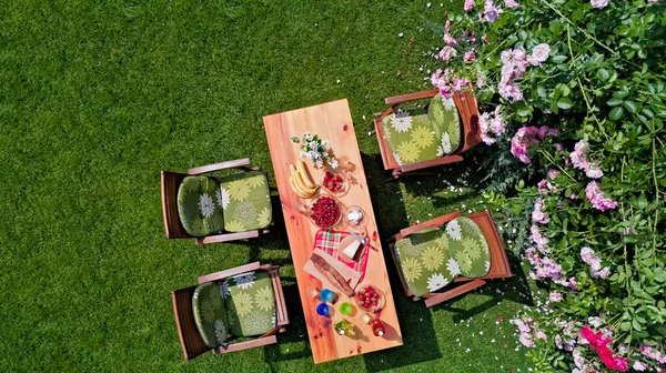 Table Décorée Avec Fromage Des Fraises Des Fruits Dans Une — Photo