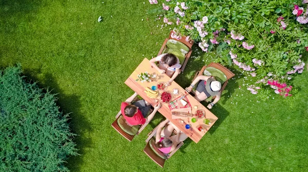 夏のガーデンパーティーで一緒に屋外で食べる家族や友人 上から食べ物や飲み物とテーブルの空中ビュー レジャー ピクニックのコンセプト — ストック写真