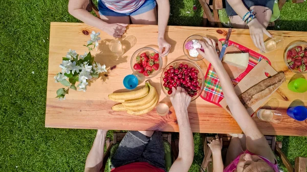 Familia Amigos Comiendo Juntos Aire Libre Fiesta Del Jardín Verano — Foto de Stock