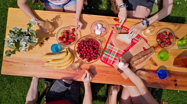 Familj Och Vänner Äter Tillsammans Utomhus Sommarträdgårdsfesten Flygfoto Bord Med — Stockfoto