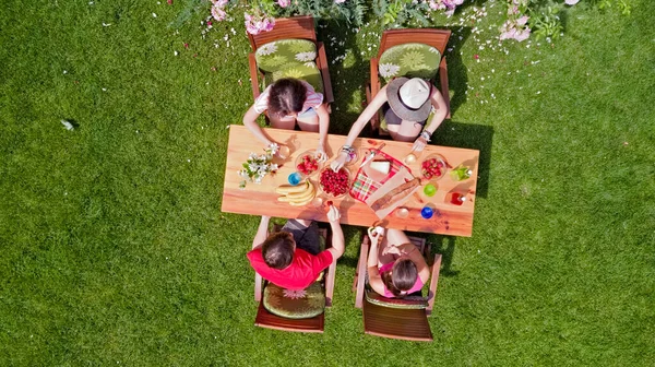 Familie Vrienden Die Samen Buiten Eten Zomertuinfeest Luchtfoto Van Tafel — Stockfoto